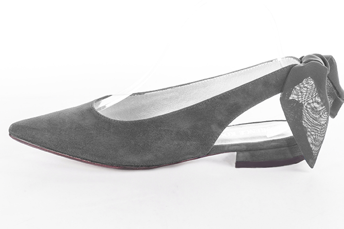 Pebble grey women's slingback shoes. Pointed toe. Flat block heels. Profile view - Florence KOOIJMAN